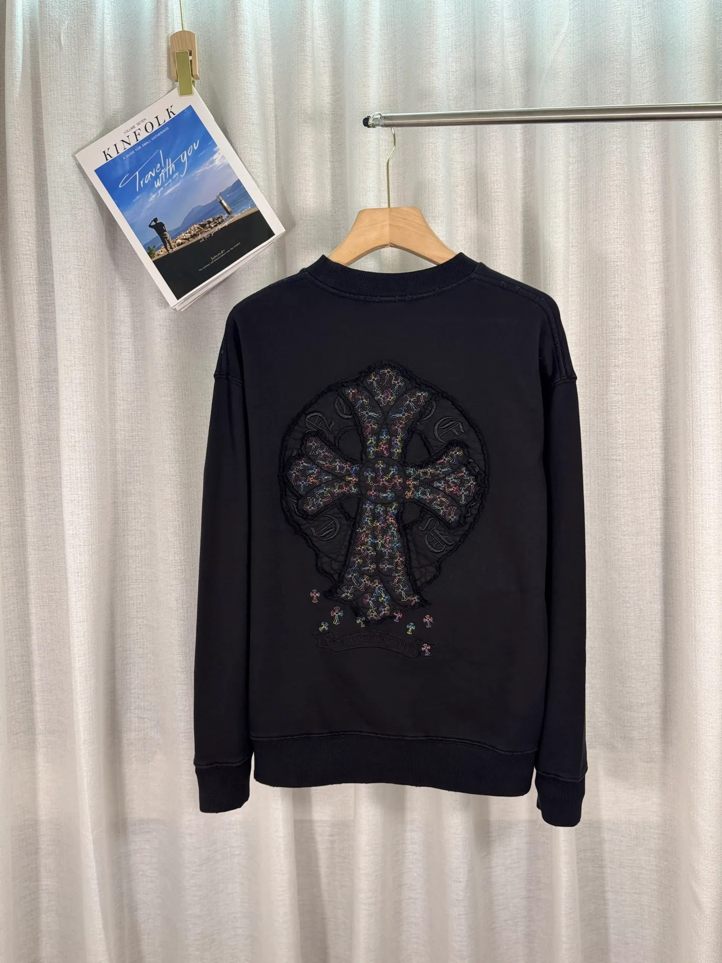 P270 top version, real shot without P, ​​different from market currency) 𝗖𝗵𝗿𝗼𝗺𝗲 𝗛𝗲𝗮𝗿𝘁𝘀/Cro Xin 2025 Bi Wen Dyed and Worn Autumn and Winter New Original Single Counter American Laser Burnt Bi Wen Dyed and Worn Couple Casual Sweater 👑The highest version! Customized fabric 430g tripe terry fabric! American acid washed distressed original denim with burnt flowers ✟appliqué embroidery and exquisite embroidery of letters! The best-selling model in the counter, very comfortable to wear. Accessories: original molded and authenticated collar label➕100% silk wash label. Genuine purchase-grade original hangtag➕matching hanging rope➕3D hanging beads➕original packaging bag. Craftsmanship: The original version has consistent wiring! The highest version of the armhole matching technique! Color: White Black Size: S M L XL Style No.: 9327